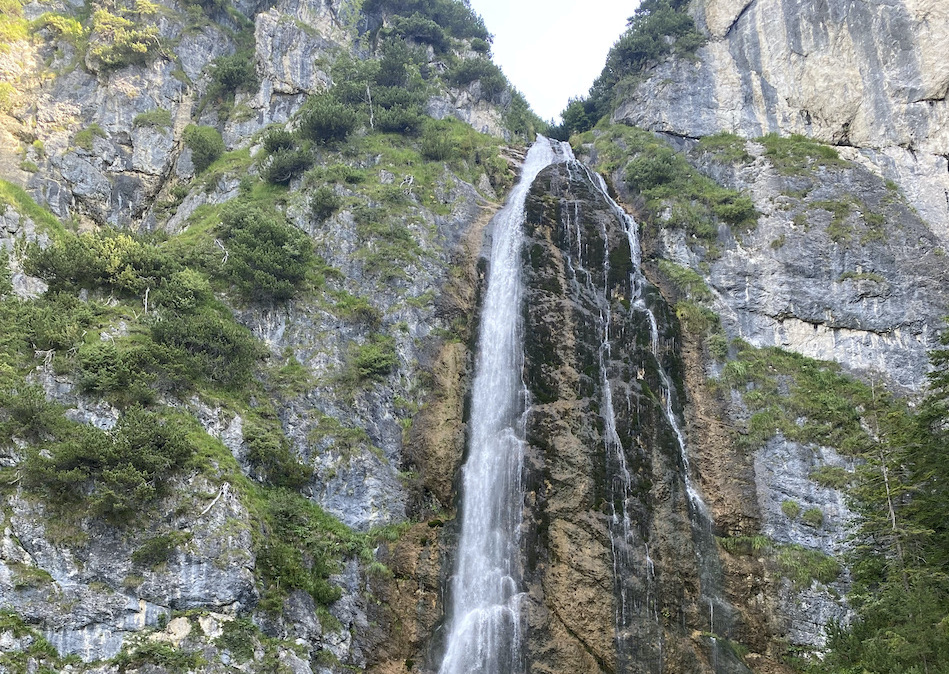 Rituale-Kooerper-energetisch-reinigen-Lichtdusche-Wasserfall
